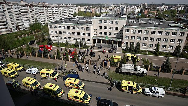 Учителка и 9 деца убити в руския град Казан
