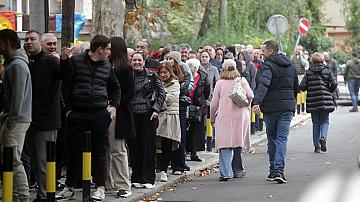 Опашки за гласуване в Сърбия от ранните часове на деня